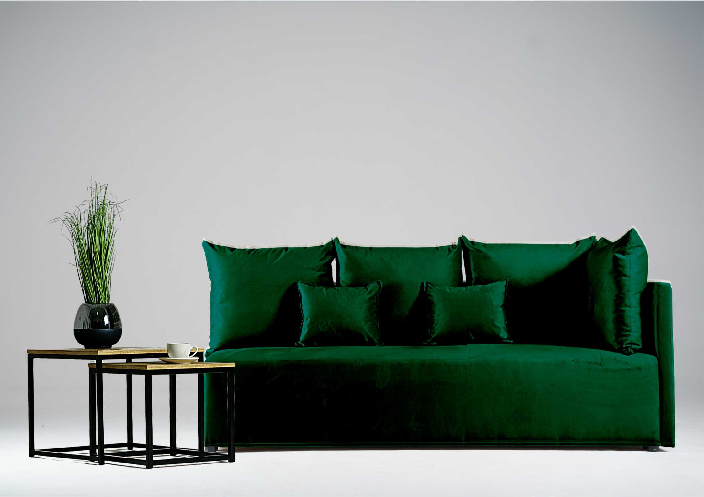Zielona sofa do salonu